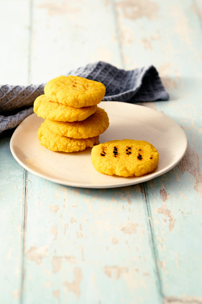 Arepas - südamerikanische Maisfladen 8 Arepas - Maisfladen aus Venezuela - gebacken auf einem Teller