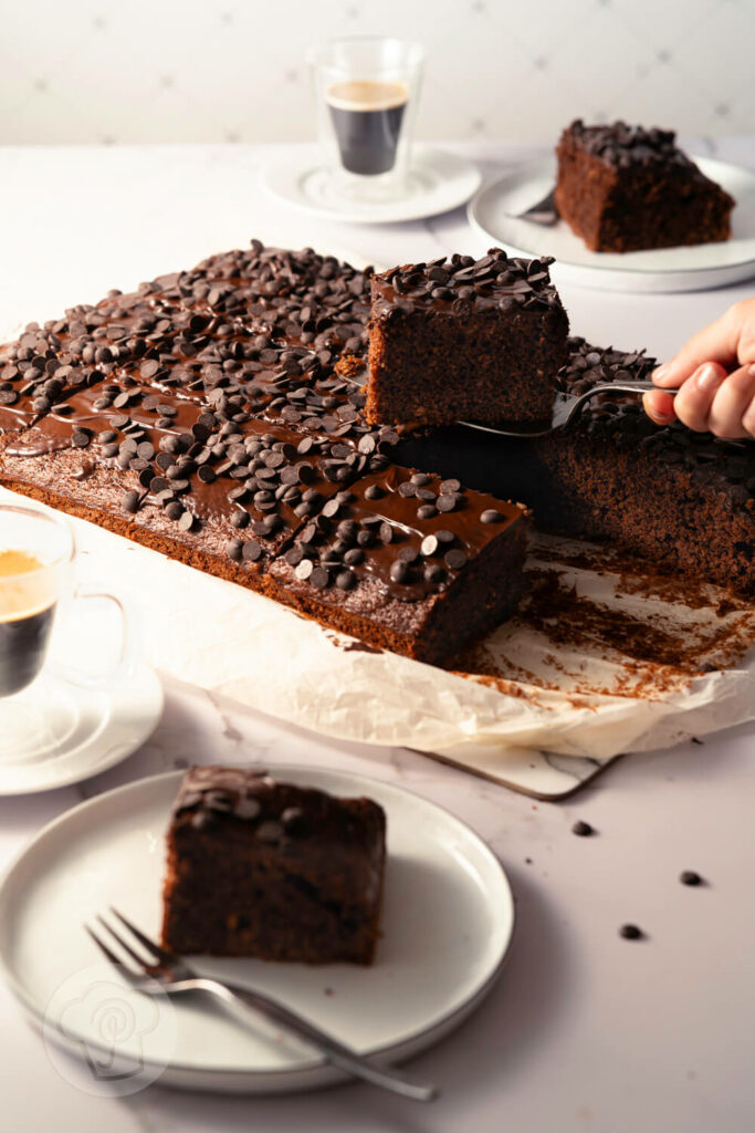 Saftiger Zucchini Schokokuchen vom Blech 17 Saftiger Zucchini Schokokuchen vom Blech in Stücke geschnitten