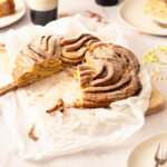 Estnischer Kringel mit Zimt, Zucker und Mandeln