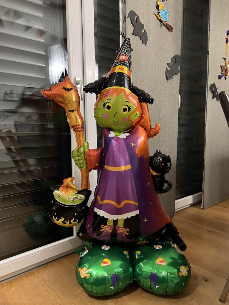 Maulwurfkuchen mit Kirschen zur Hexenparty 10 Deko Hexenparty - Kindergeburtstag - Halloweenparty