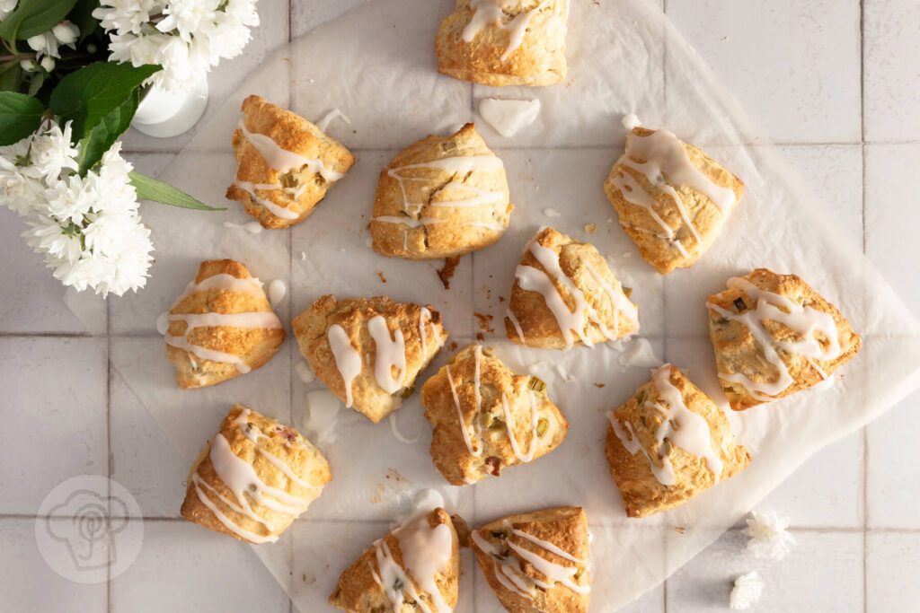 Einfache Rhabarber Scones mit Joghurt 2 Rhabarber Scones