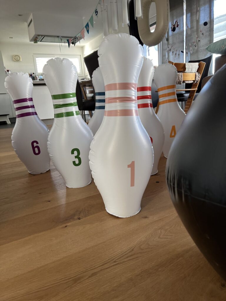 Kindergeburtstag auf der Bowlingbahn 5 Kindergeburtstag auf der Bowlingbahn - Kuchen - Bowlingkuchen - Schokokuchen mit Joghurt - Deko