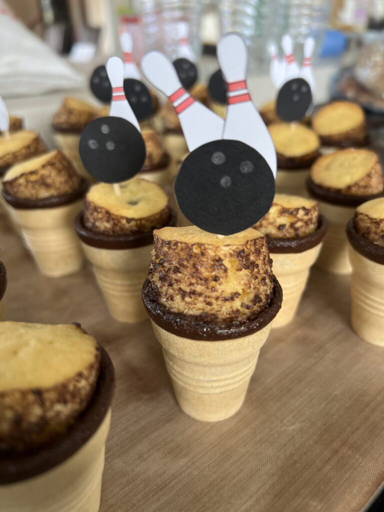 Kindergeburtstag auf der Bowlingbahn 8 Kindergeburtstag auf der Bowlingbahn - Kuchen - Bowlingkuchen - Schokokuchen mit Joghurt - Muffins