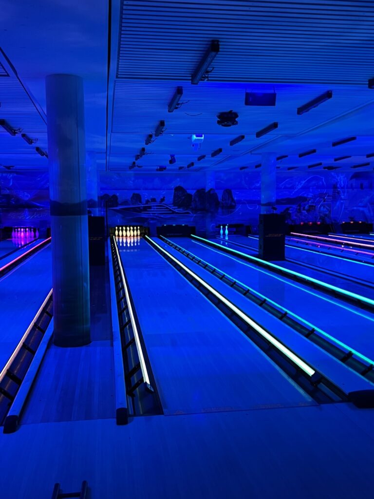 Kindergeburtstag auf der Bowlingbahn 16 Kindergeburtstag auf der Bowlingbahn - Kuchen - Bowlingkuchen - Schokokuchen mit Joghurt