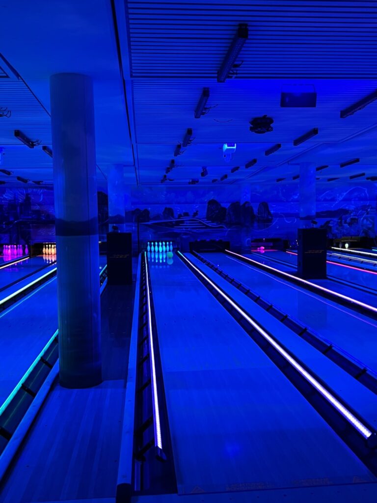 Kindergeburtstag auf der Bowlingbahn 12 Kindergeburtstag auf der Bowlingbahn - Kuchen - Bowlingkuchen - Schokokuchen mit Joghurt