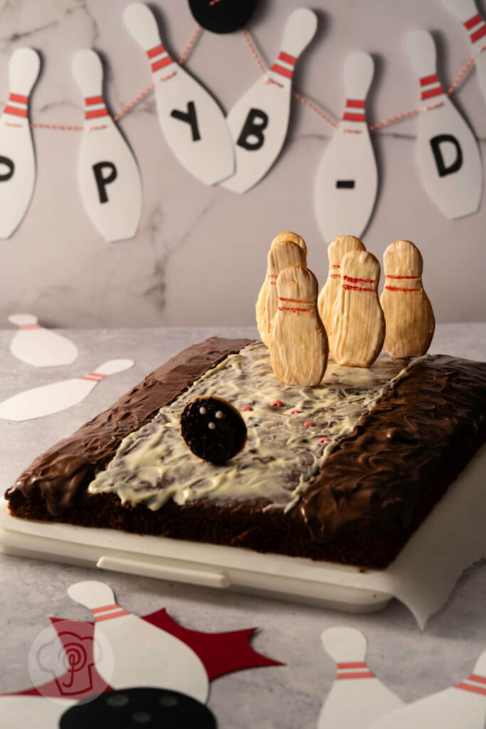 Kindergeburtstag auf der Bowlingbahn 2 Kindergeburtstag auf der Bowlingbahn - Kuchen - Bowlingkuchen - Schokokuchen mit Joghurt