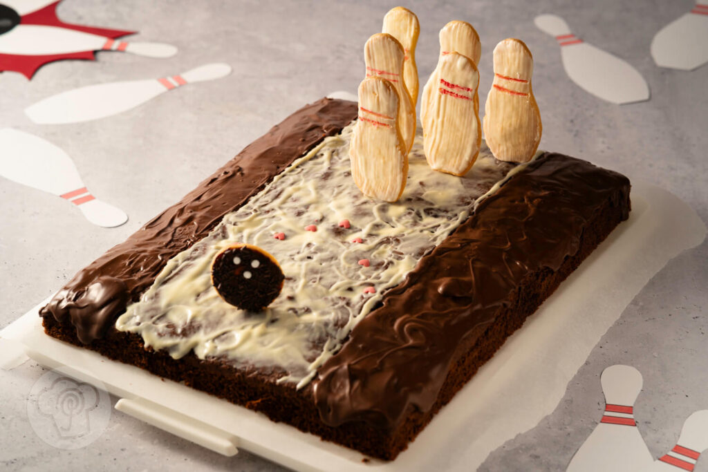 Kindergeburtstag auf der Bowlingbahn 7 Kindergeburtstag auf der Bowlingbahn - Kuchen - Bowlingkuchen - Schokokuchen mit Joghurt