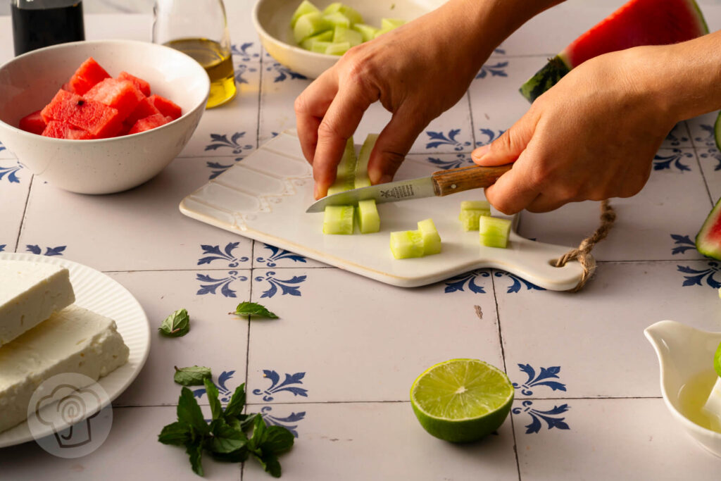 Viraler Mosaiksalat mit Wassermelone 5 Mosaiksalat mit Wassermelone, Gurke und Feta - Zubereitung
