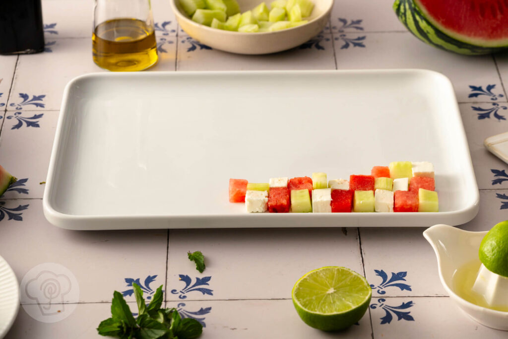 Viraler Mosaiksalat mit Wassermelone 7 Mosaiksalat mit Wassermelone, Gurke und Feta - Zubereitung