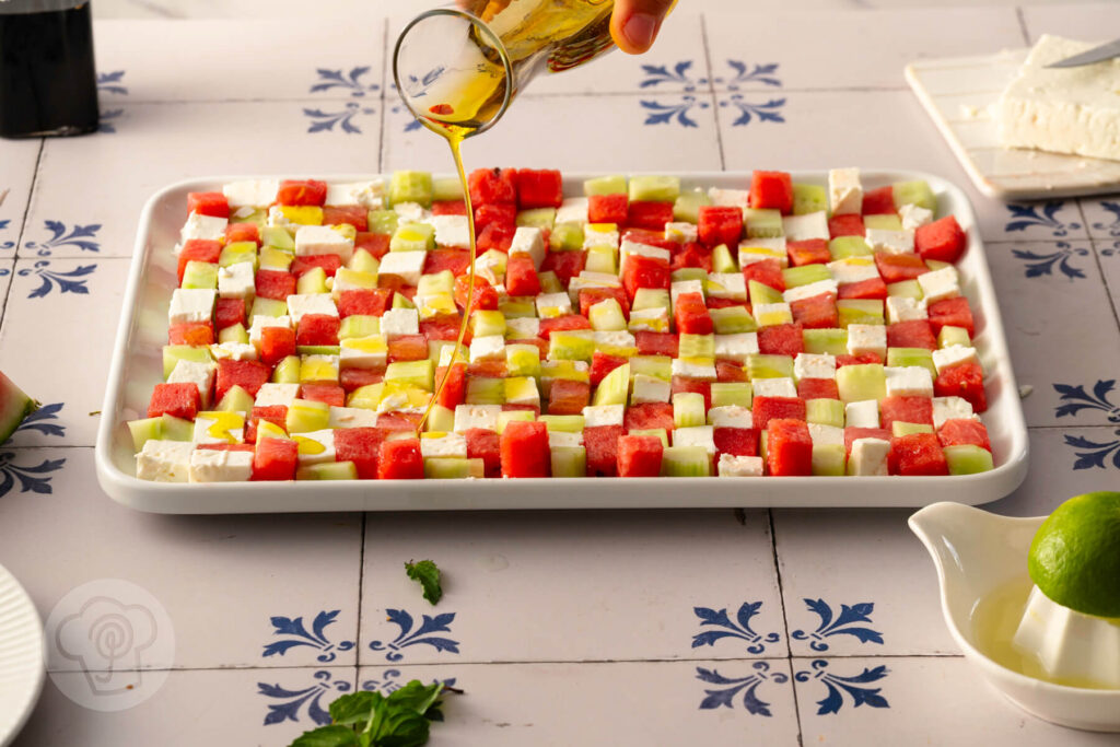 Viraler Mosaiksalat mit Wassermelone 8 Mosaiksalat mit Wassermelone, Gurke und Feta - Zubereitung