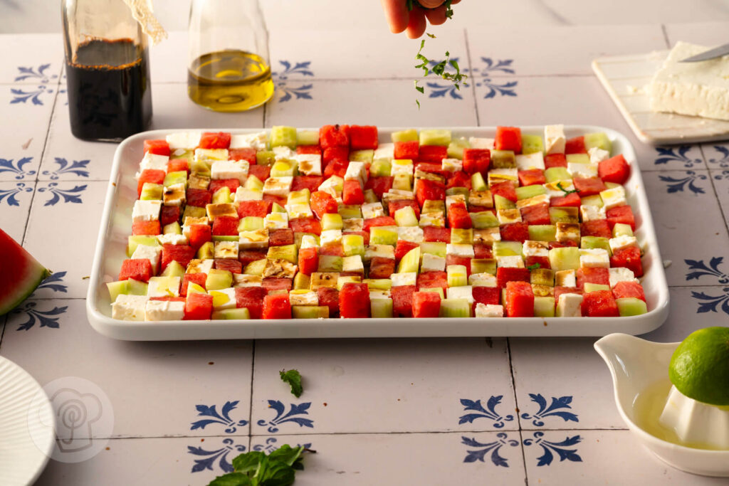 Viraler Mosaiksalat mit Wassermelone 10 Mosaiksalat mit Wassermelone, Gurke und Feta - Zubereitung