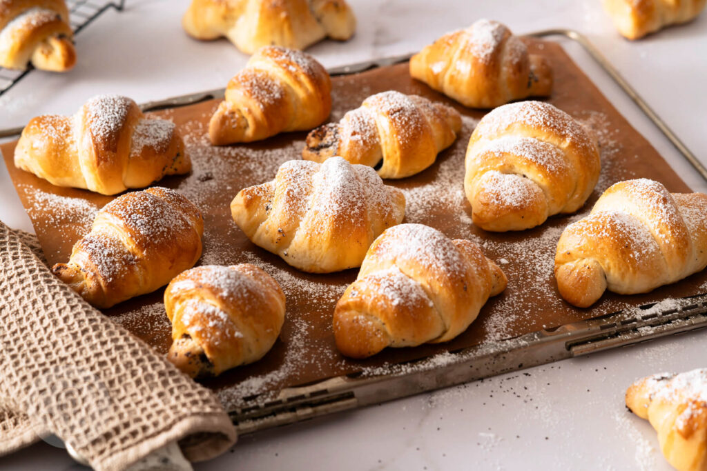 Weiche Apfel-Mohn-Hörnchen mit Hefeteig