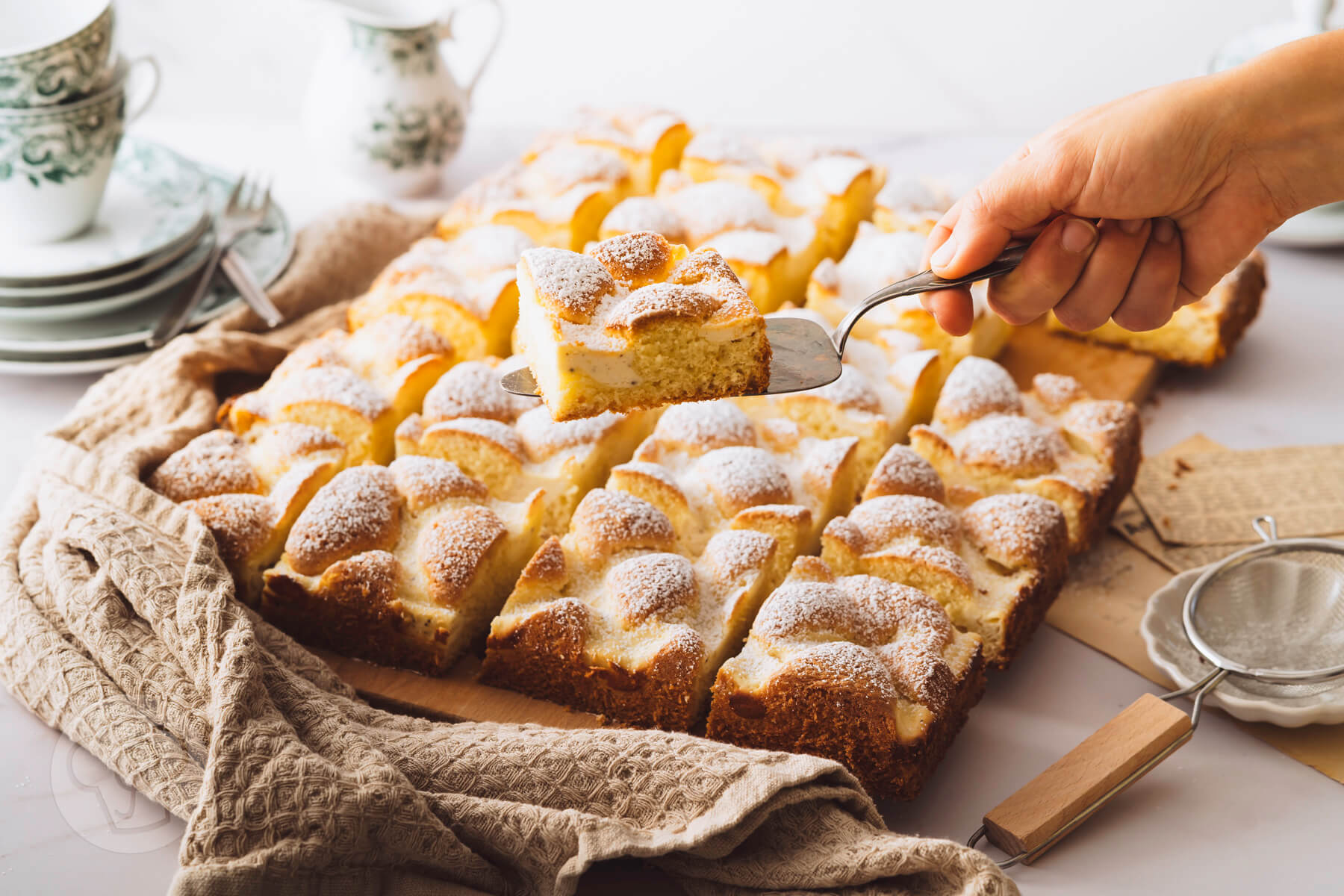 Mehr über den Artikel erfahren Einfacher Blechkuchen mit Quarkgitter in nur 60 Minuten