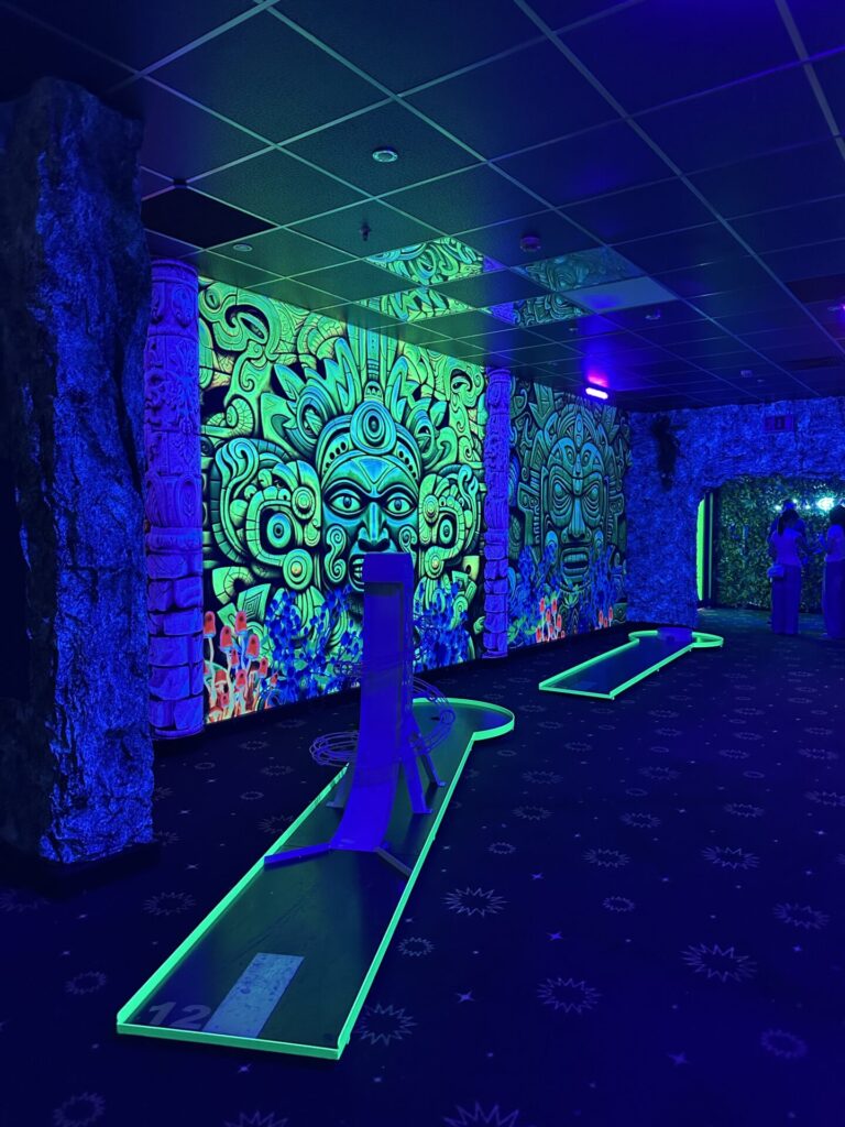 Kindergeburtstag beim Schwarzlicht-Minigolf 2 Kindergeburtstag Schwarzlicht-Minigolf