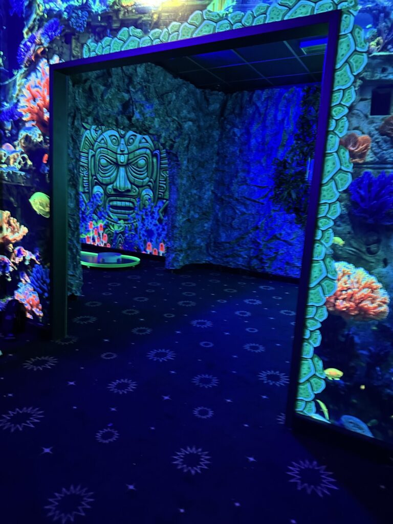 Kindergeburtstag beim Schwarzlicht-Minigolf 14 Kindergeburtstag Schwarzlicht-Minigolf