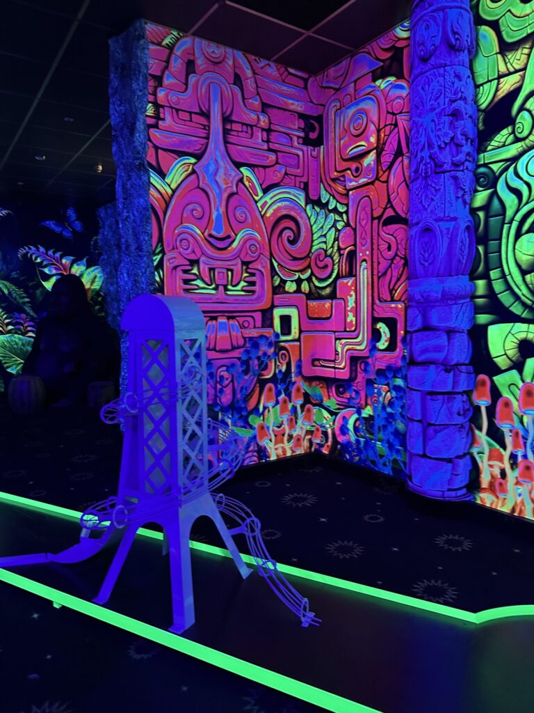 Kindergeburtstag beim Schwarzlicht-Minigolf 10 Kindergeburtstag Schwarzlicht-Minigolf