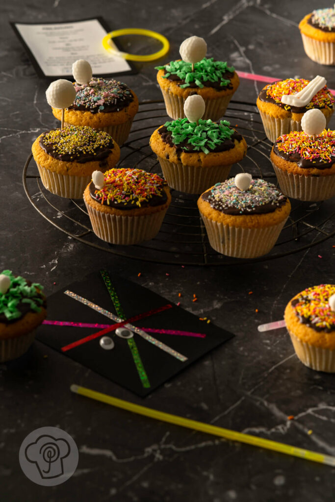 Kindergeburtstag Schwarzlicht-Minigolf - einfache Muffins mit Schokostückchen