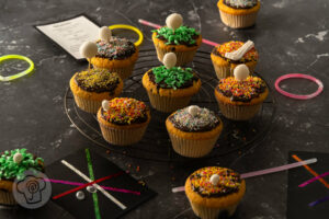 Kindergeburtstag Schwarzlicht-Minigolf - einfache Muffins mit Schokostückchen
