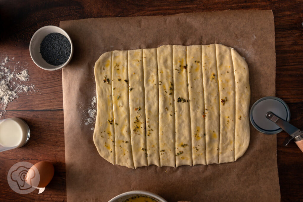 Hefeteig Schlangen - Schlangen aus Pizzateig - Zubereitung