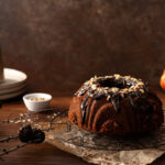 Saftiger Schoko-Gugelhupf mit Apfel