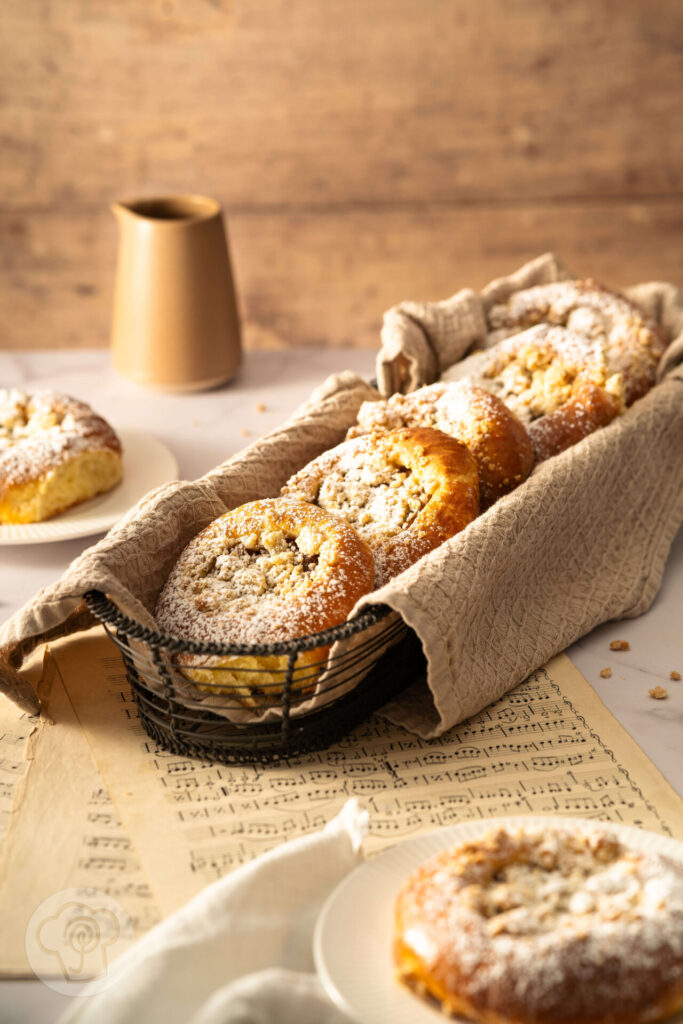 Böhmische Kolatschen mit Äpfeln und Streuseln