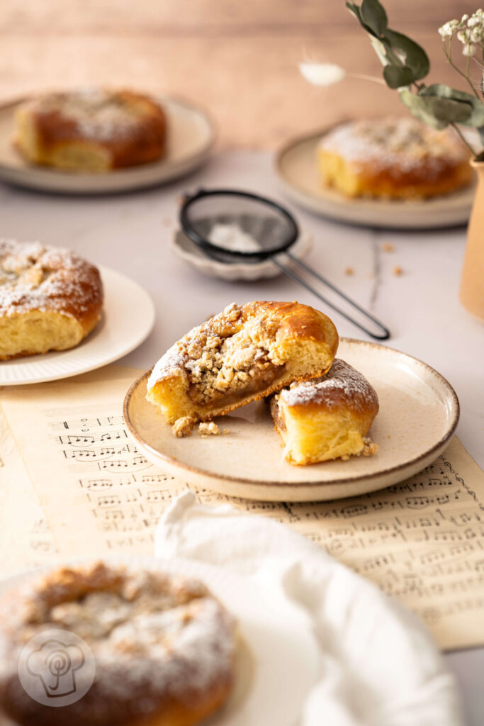 Böhmische Kolatschen mit Äpfeln und Streuseln