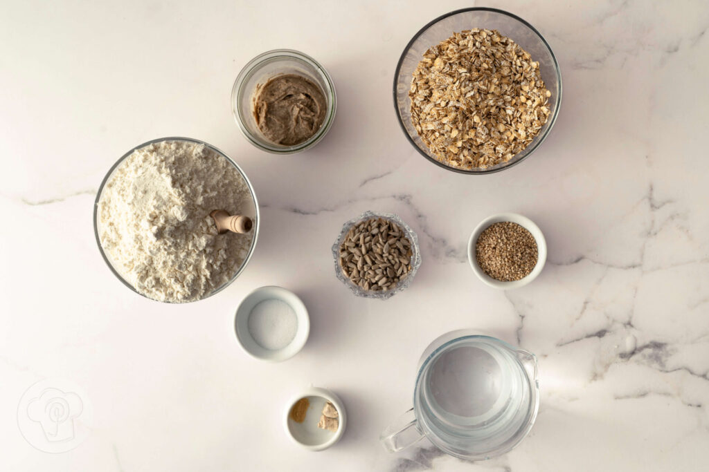 cEinfaches Dinkelbrot mit Haferflocken und Saaten - Zutaten