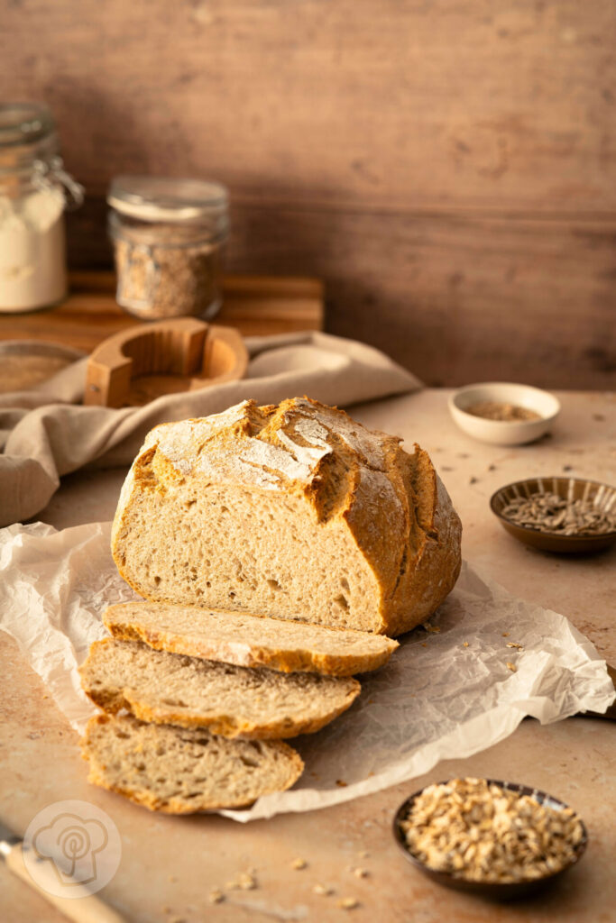 Einfaches Dinkelbrot mit Haferflocken und Saaten