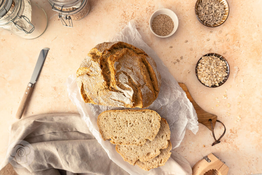 Einfaches Dinkelbrot mit Haferflocken und Saaten