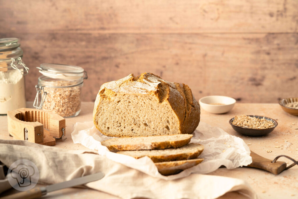 Einfaches Dinkelbrot mit Haferflocken und Saaten