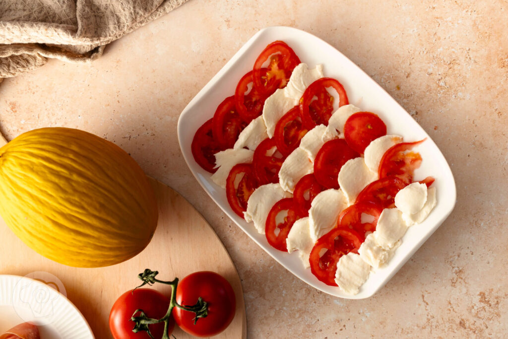 Caprese mit Melone und Schinken 6 Caprese mit Melone und Schinken - Melonen-Tomaten-Salat mit Schinken und Mozzarella - Zubereitung