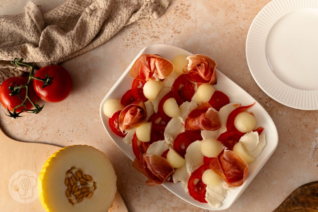 Caprese mit Melone und Schinken 8 Caprese mit Melone und Schinken - Melonen-Tomaten-Salat mit Schinken und Mozzarella - Zubereitung