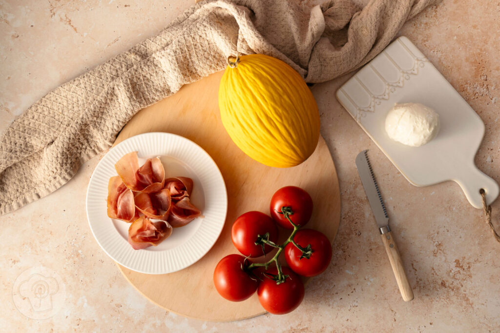 Caprese mit Melone und Schinken 2 Caprese mit Melone und Schinken - Melonen-Tomaten-Salat mit Schinken und Mozzarella - Zutaten